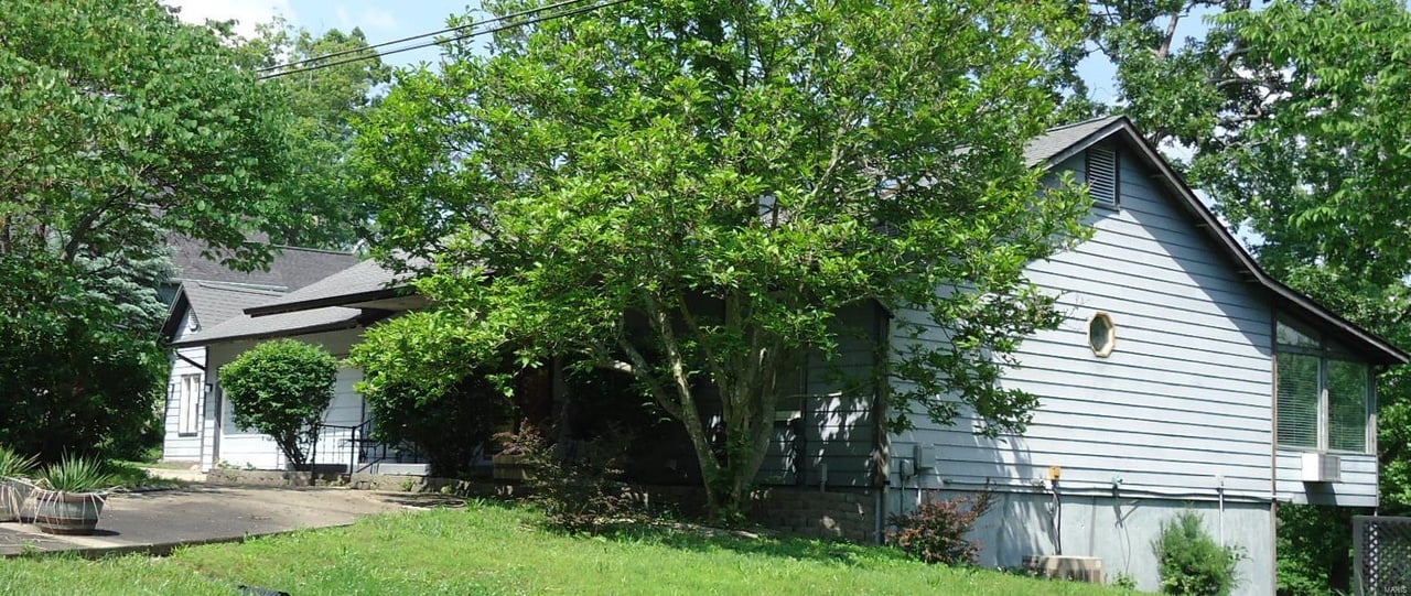 1896 Lakeshore Dr