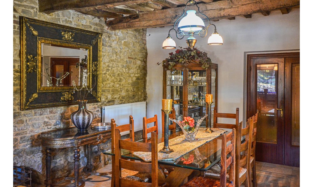An Enviable Country Retreat With Panoramic Views in Colmurano, Le Marche
