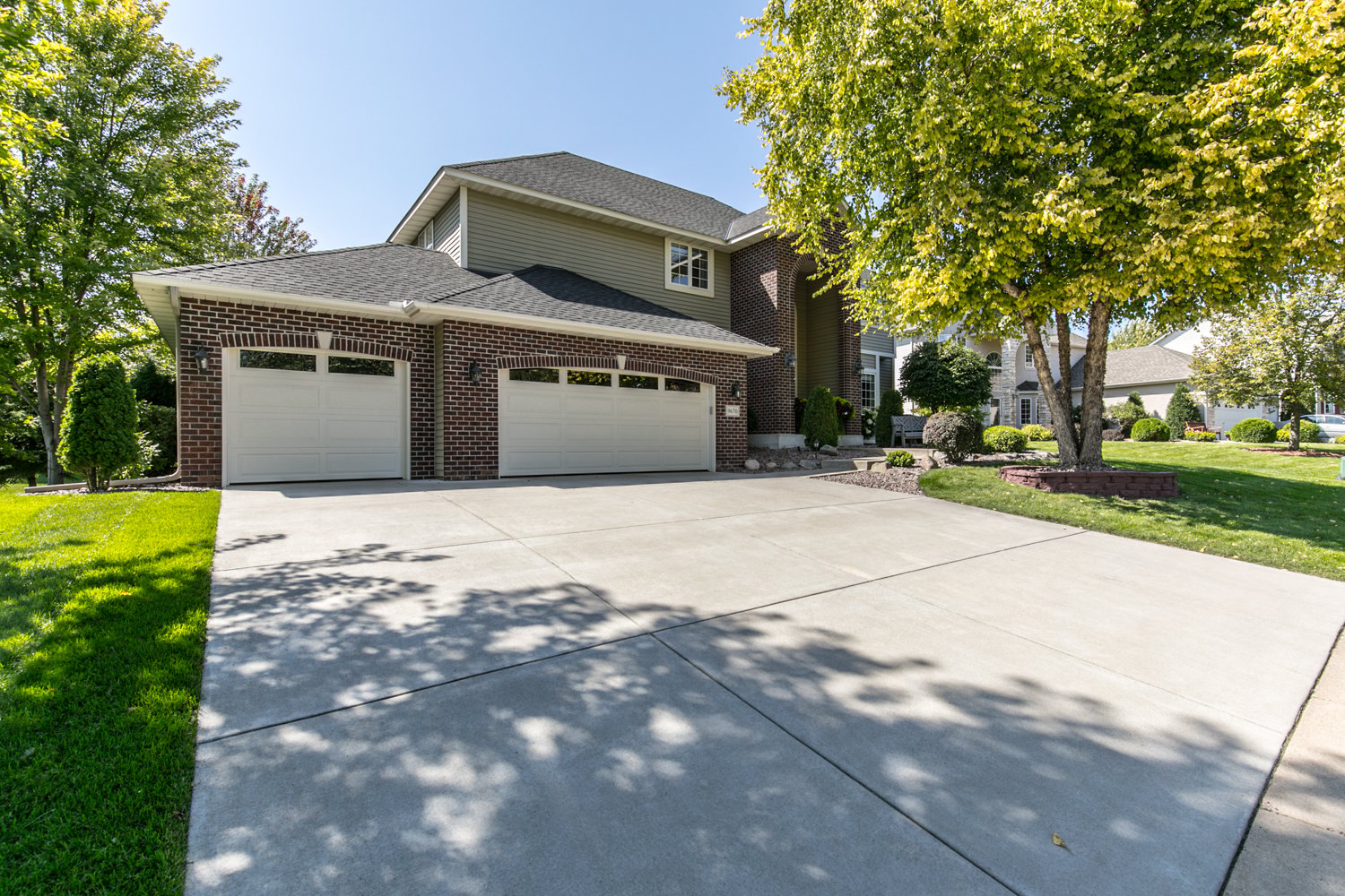Beautiful 2-Story in Desirable OakParke Estates
