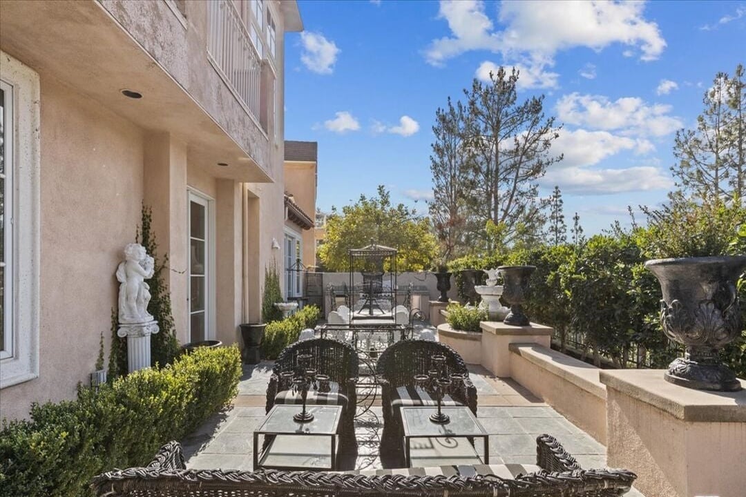 Buckingham Ln, 90077