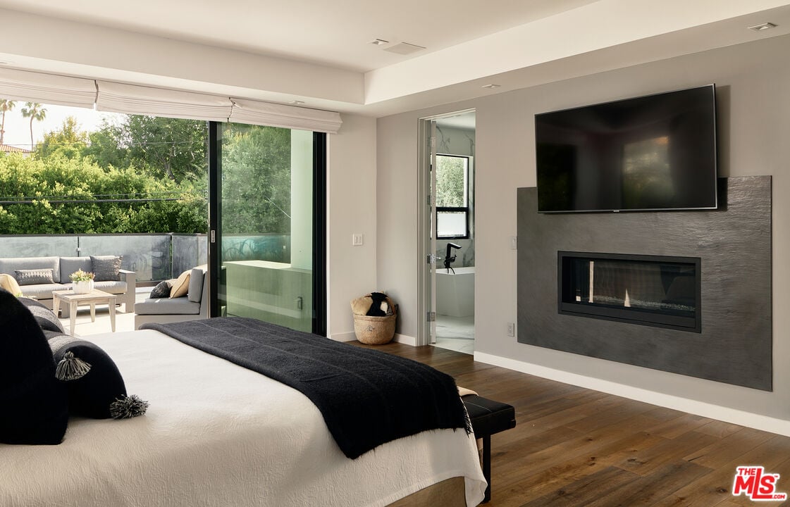 N Bowling Green Way, 90049