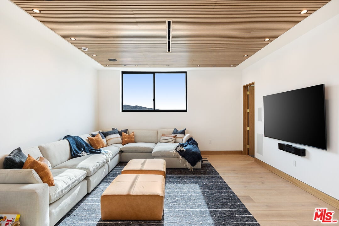 Mulholland Hwy, 90265