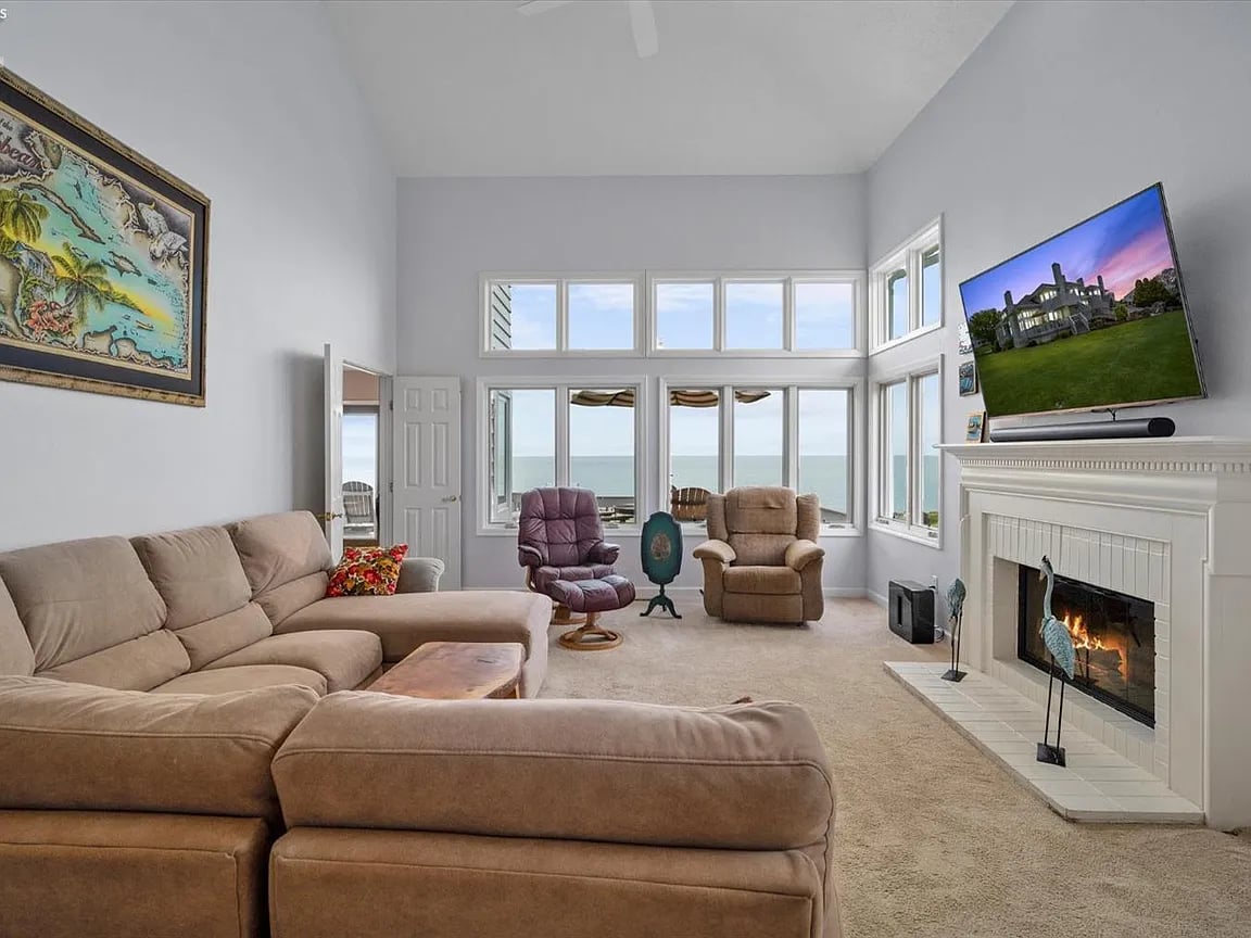 598 N Monument View