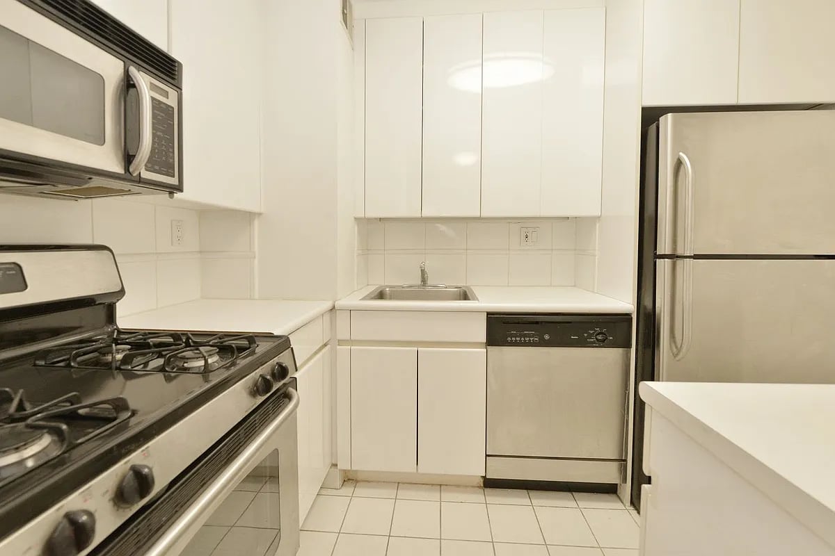 300 E 40th St #16M