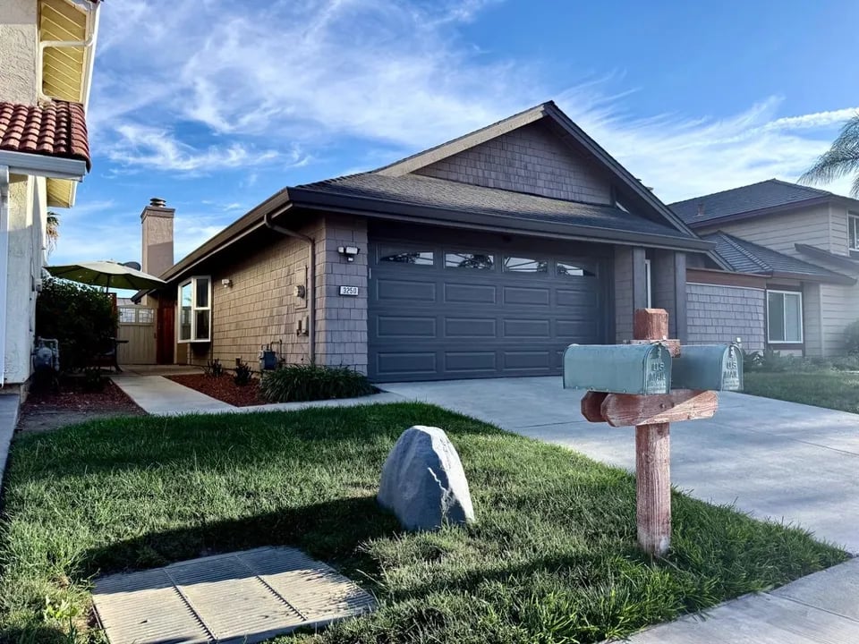 3250 Maple Leaf Ct