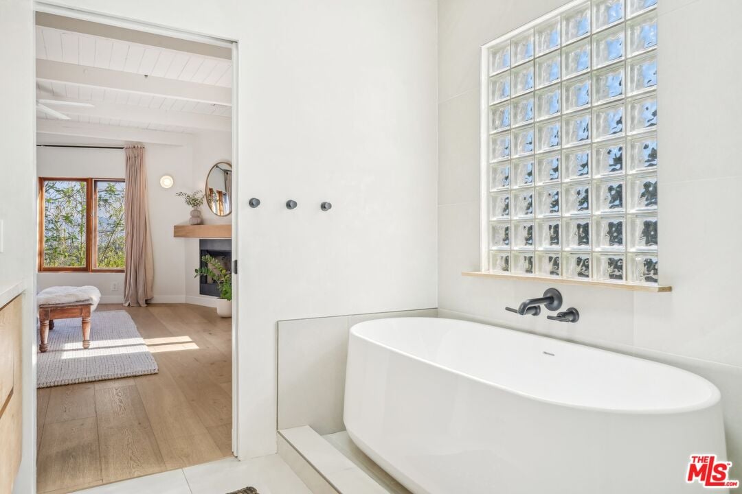 Sunset Crest Dr, 90046