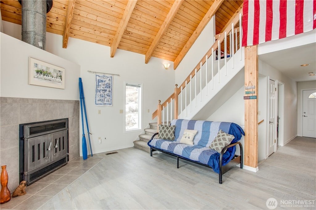 207 Riviera Dr
