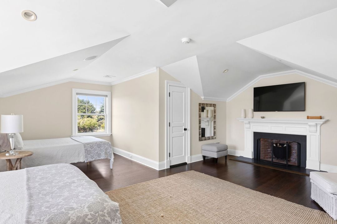 672 Halsey Ln