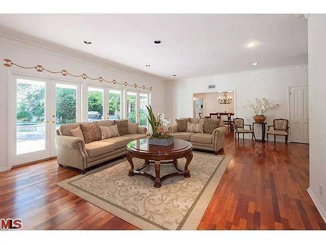 1142 San Ysidro Dr