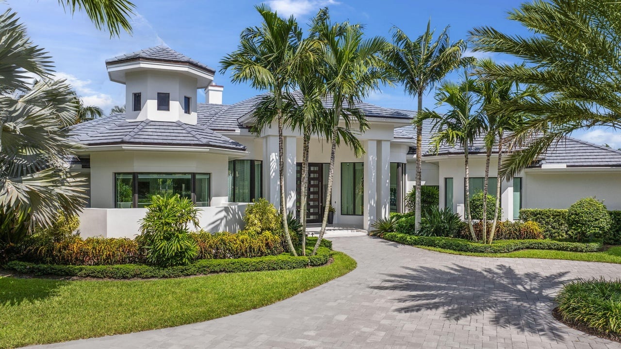 208 Locha Dr