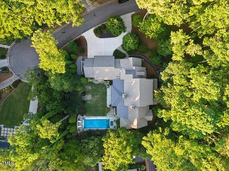 800 Lakestone Dr