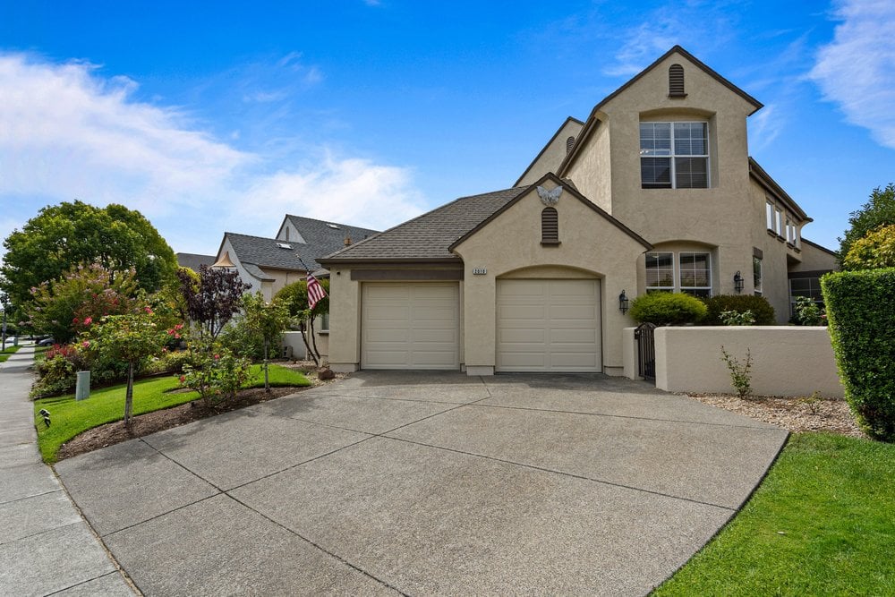 2010 Falcon Ridge Dr