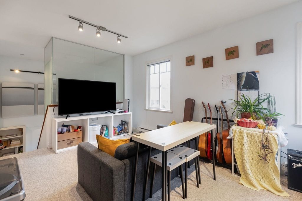 4135 John St