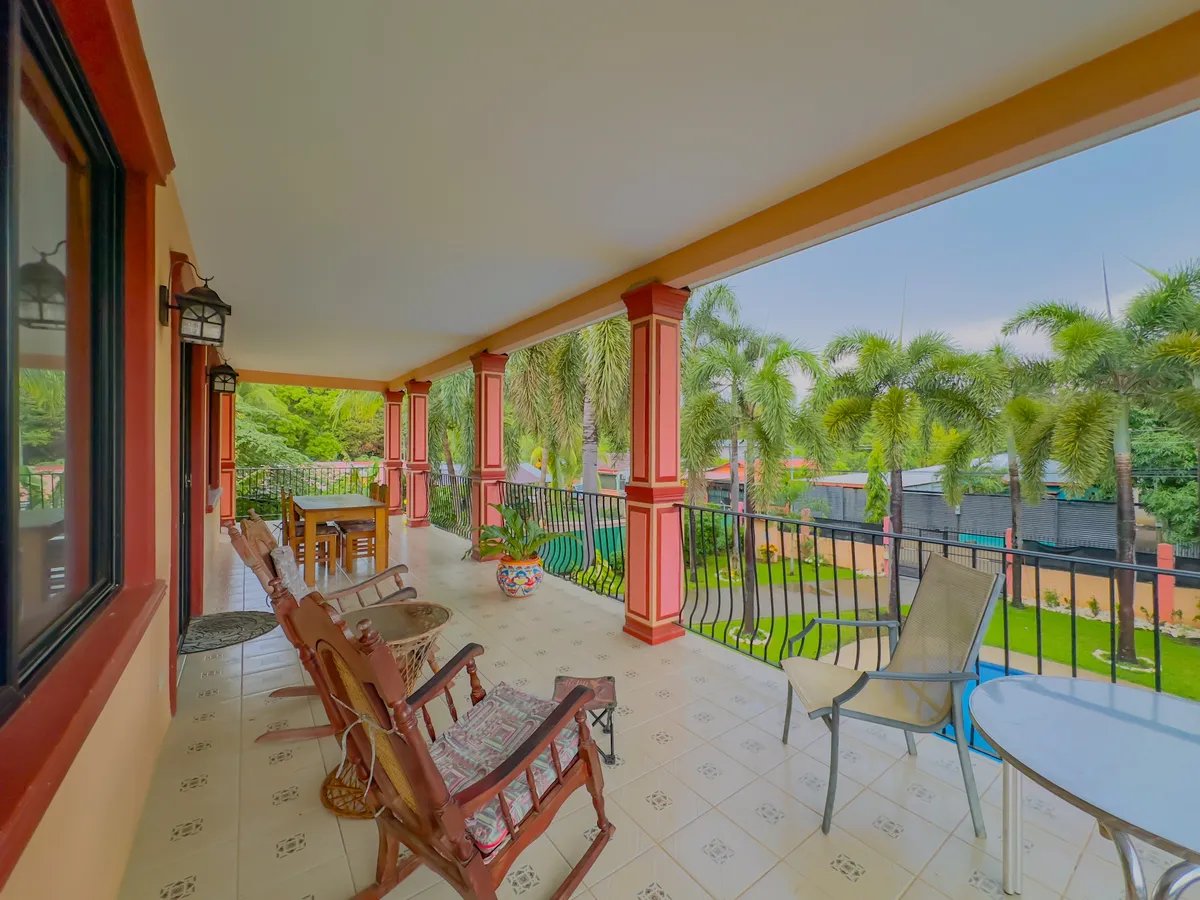 Spacious Living Near Town and Beach