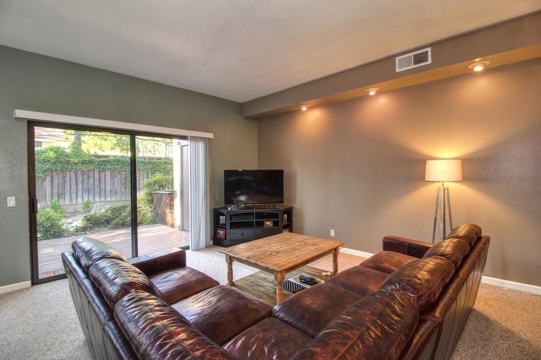 Gorgeous Condo in Popular Exeter Square!