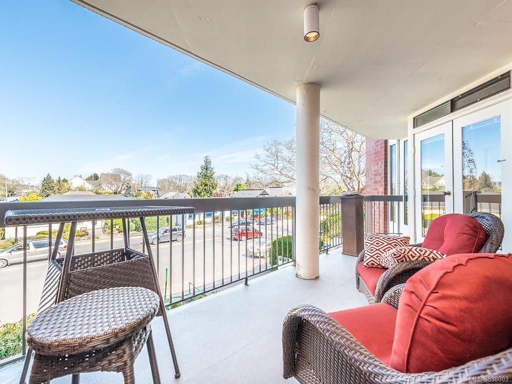 202-2119 Oak Bay Ave