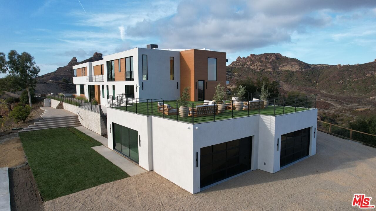 Mulholland Hwy, 90265