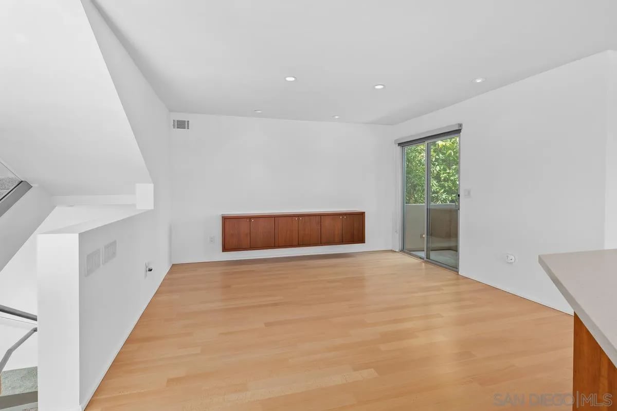 2885 Fallbrook Ln