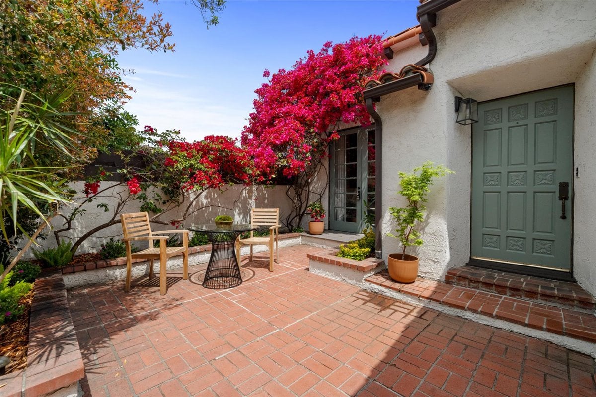 Lake Hollywood 4 + 2 Spanish Home with Views 