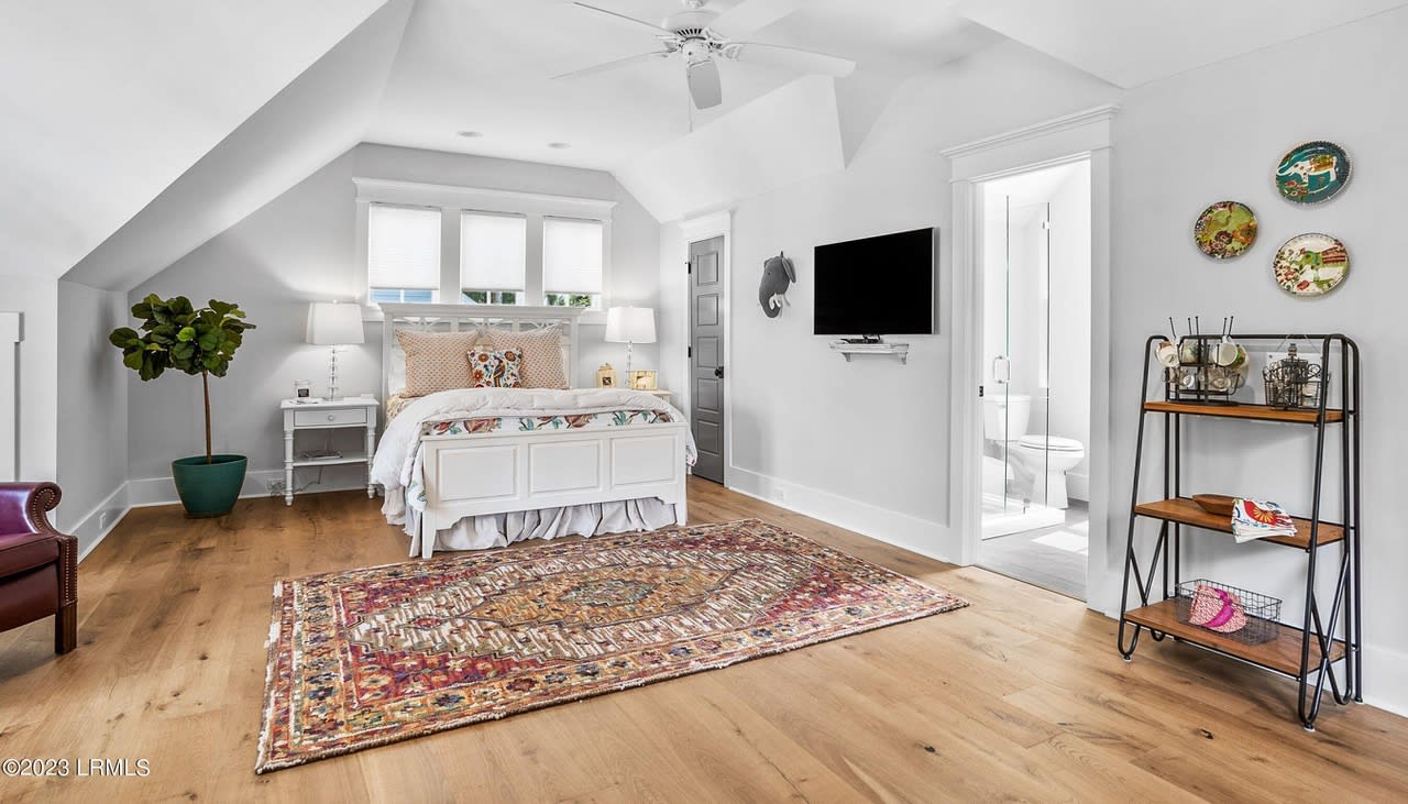 606 New St