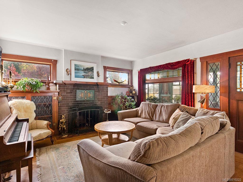 1734 Hollywood Cres