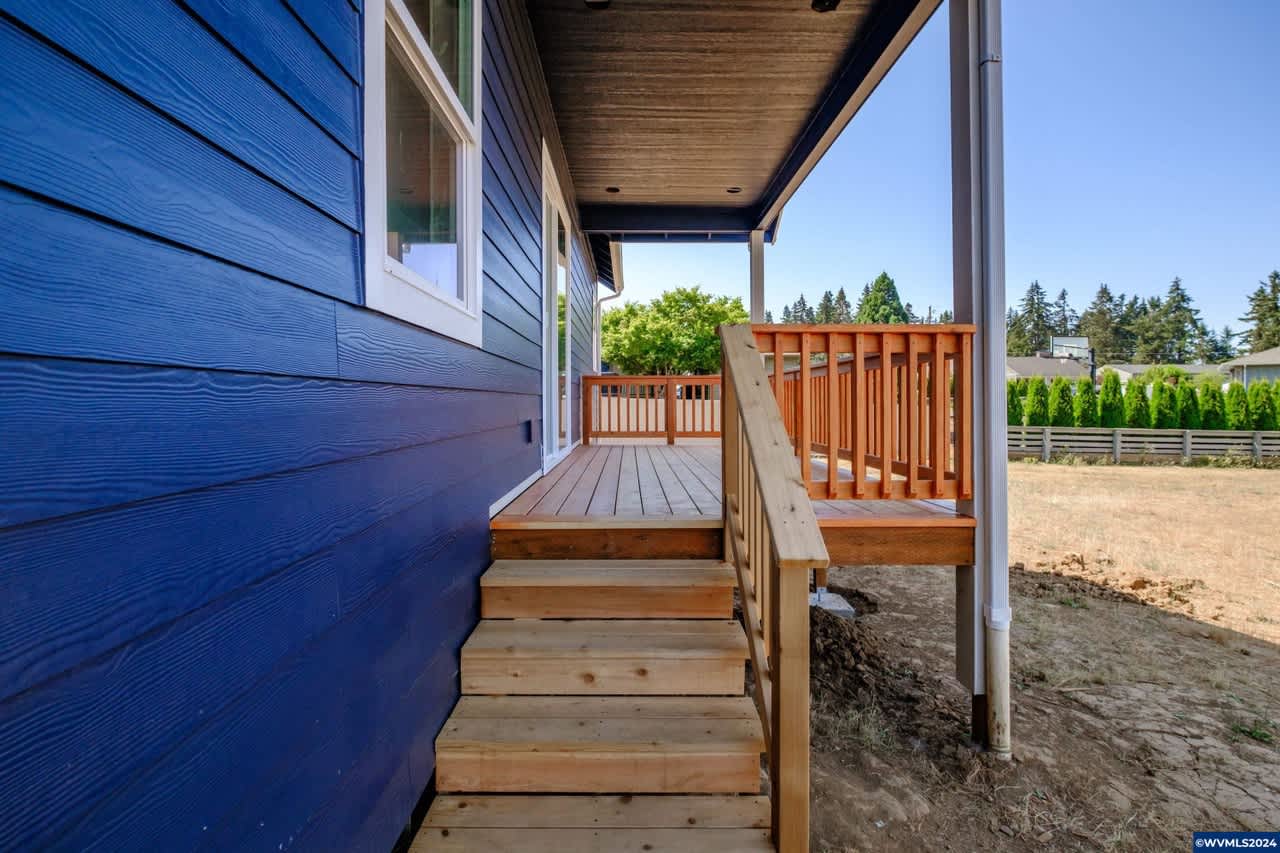 109 NW Faelan Ln