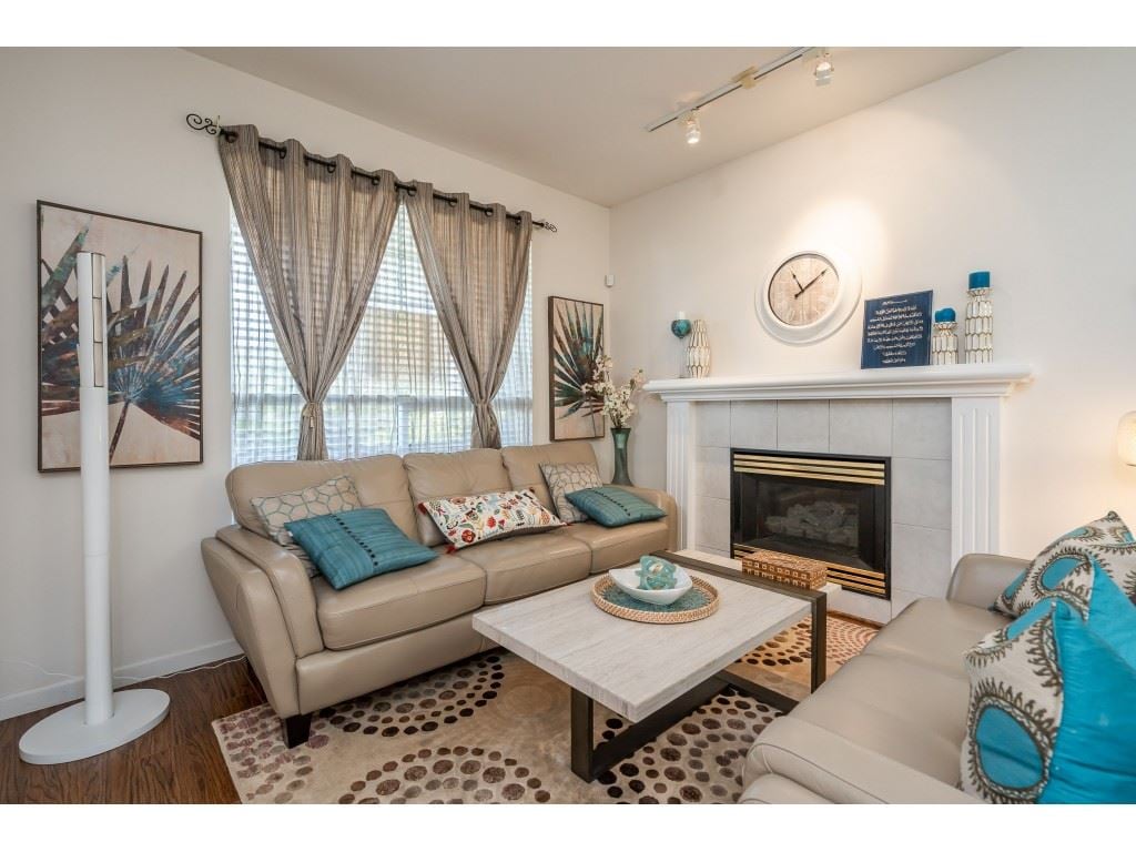 18498 64a Ave