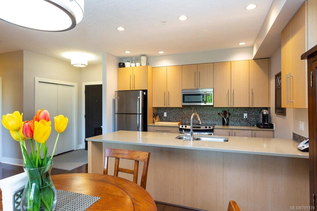 305-4529 West Saanich Rd