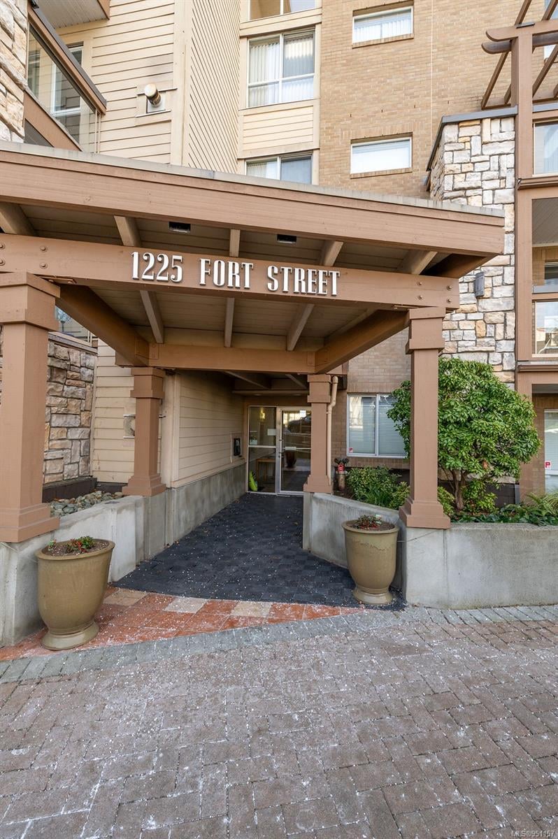 202-1225 Fort St