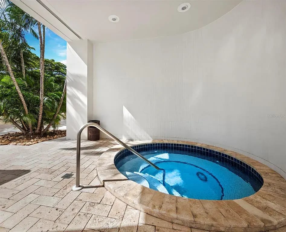 1255 N Gulfstream Ave APT 905