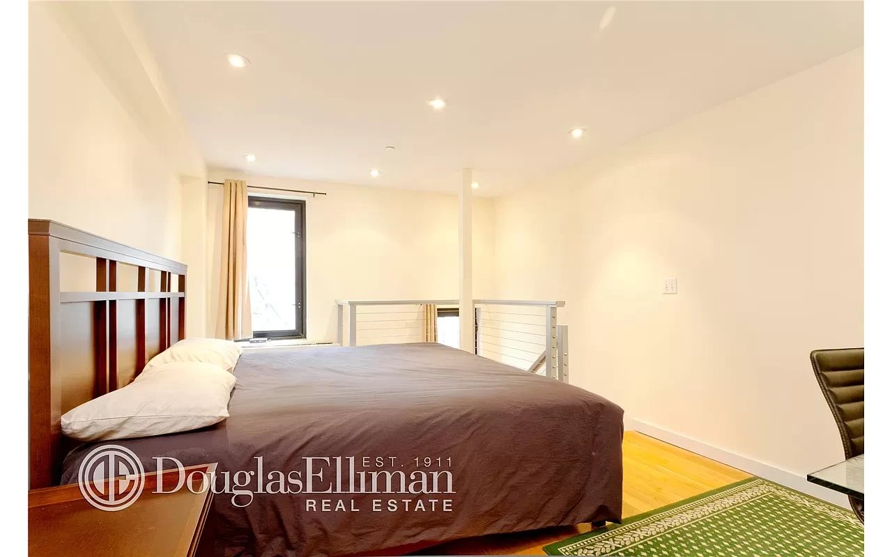 215 East 81st Street Unit: 5D