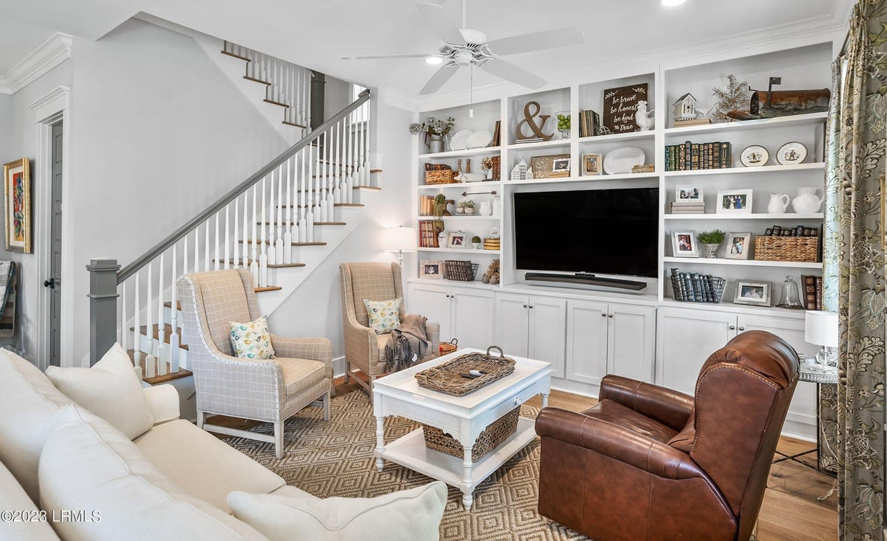 606 New St