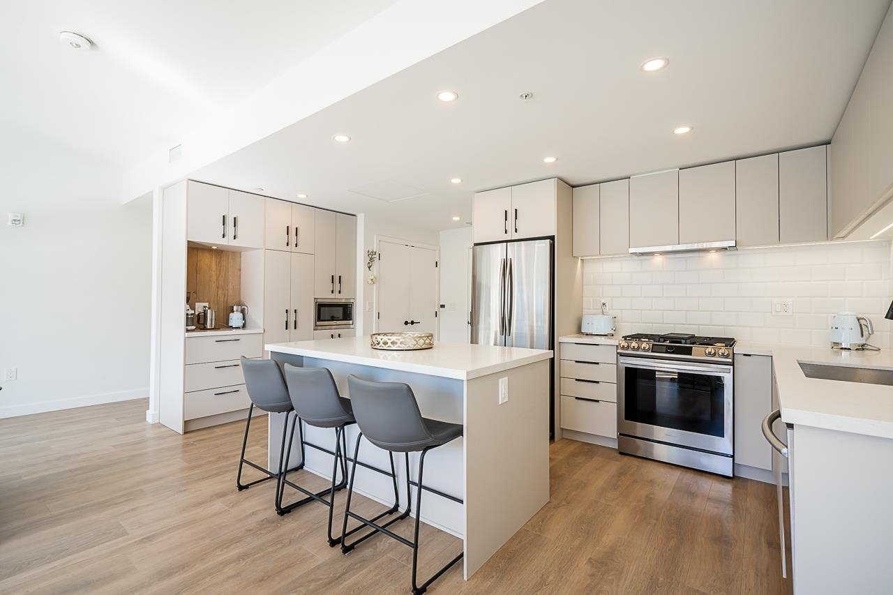 607-3038 St George St