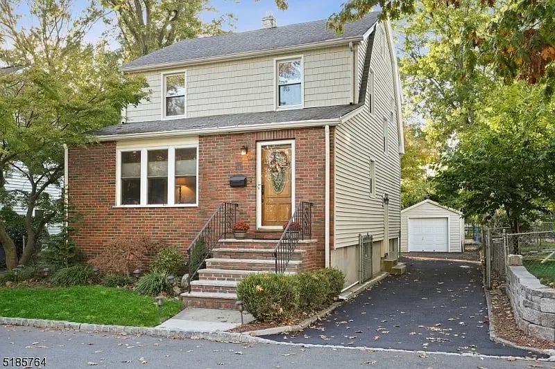 44 Colonial Ter