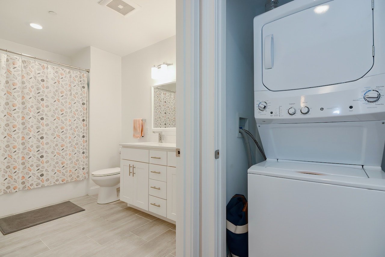 South Boston - Sunny 1 bed 1 bath w. Garage Parking & Central AC! July 15 or August 1!