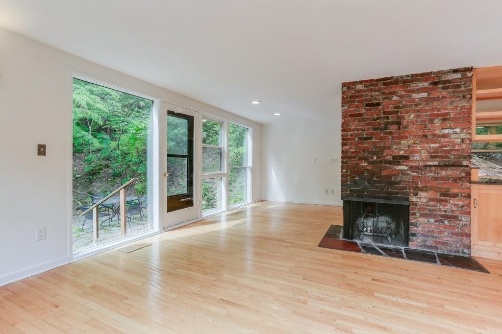 215 The Valley Road