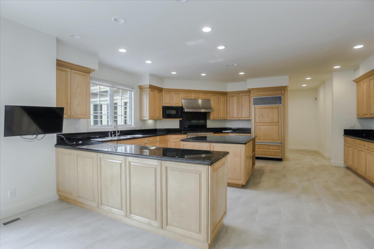 885 Hillcrest Dr