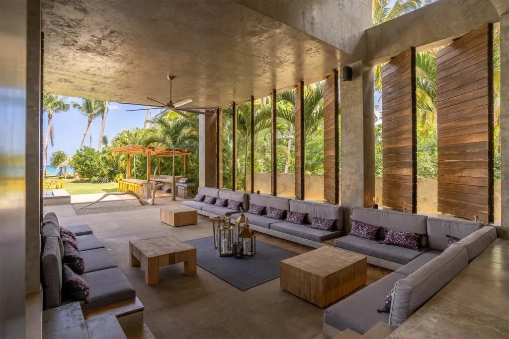 Beachfront Luxury Retreat: Contemporary Villa With Stunning Views and Unrivaled Amenities