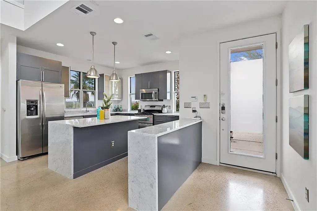 5529 Agatha Cir