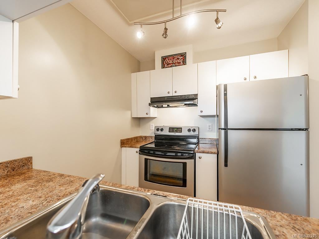 710-835 View St