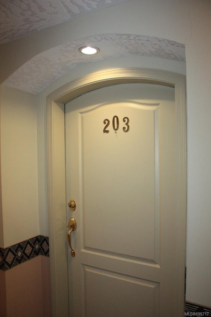 203-1083 Tillicum Rd
