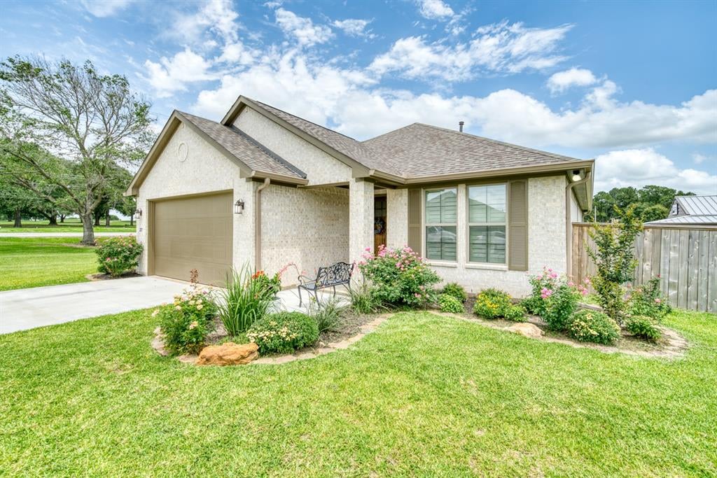 37 Briarwood Ln Bellville, Tx 77418