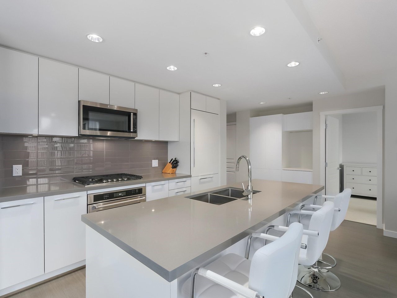 501-3093 Windsor Gate