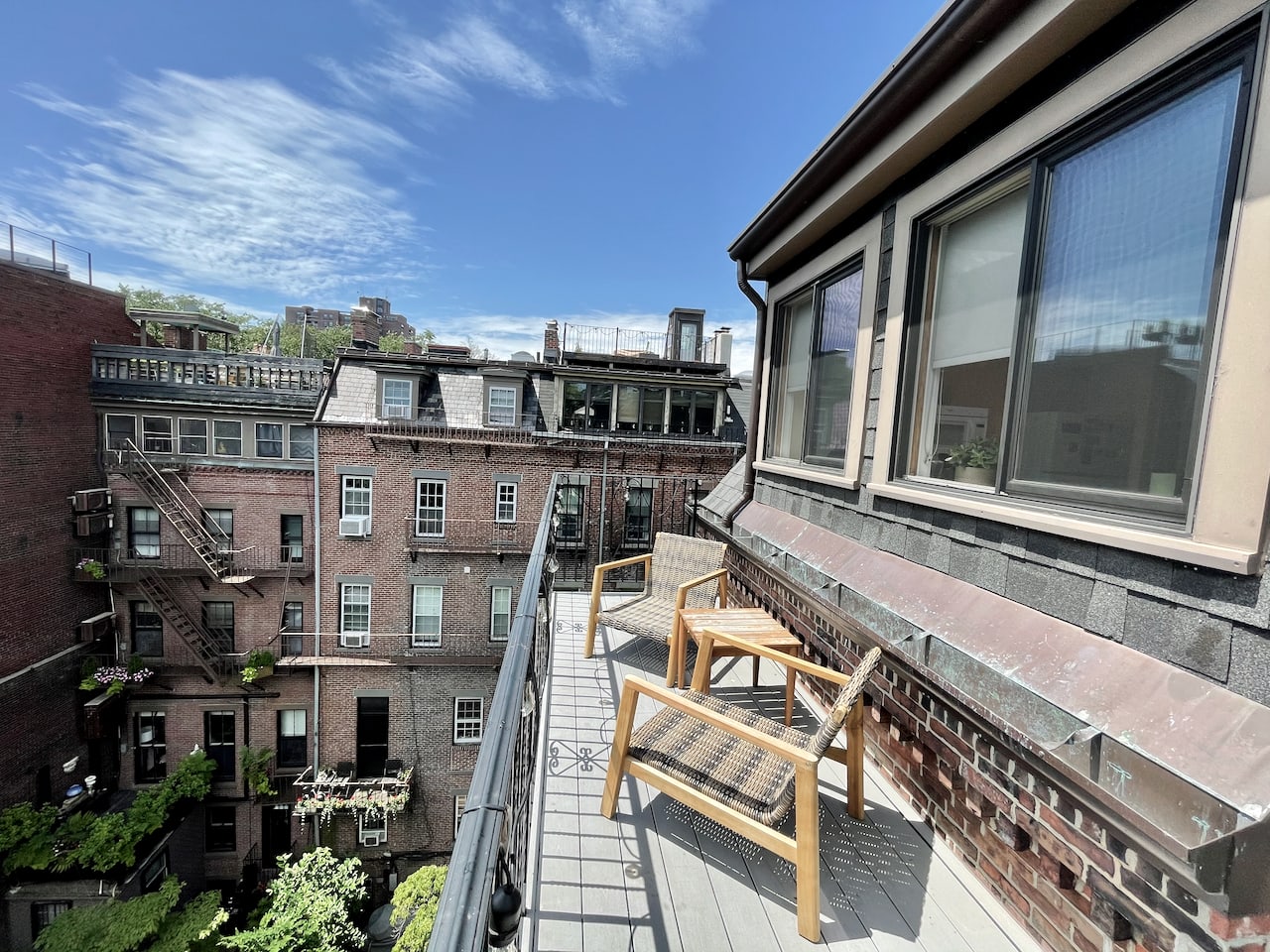 Clarendon @ Tremont Penthouse 1 bed 1 bath w. Private Patio & Laundry in-unit! 