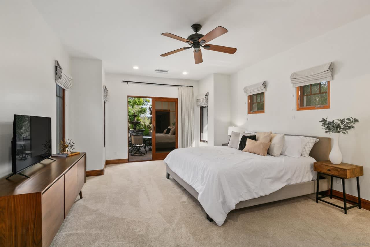 5463 Meadows Del Mar