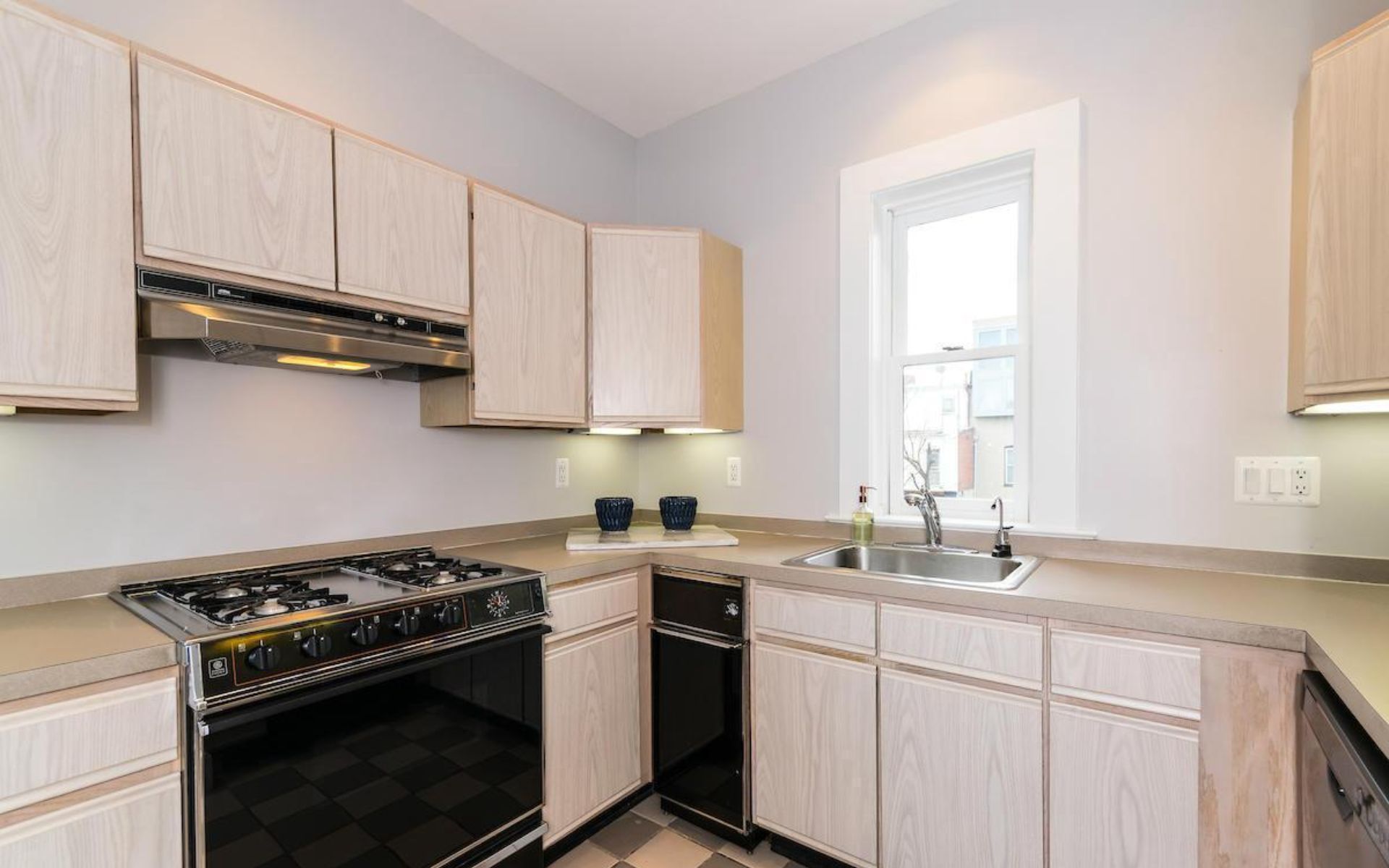 1330 Corcoran St NW, #4