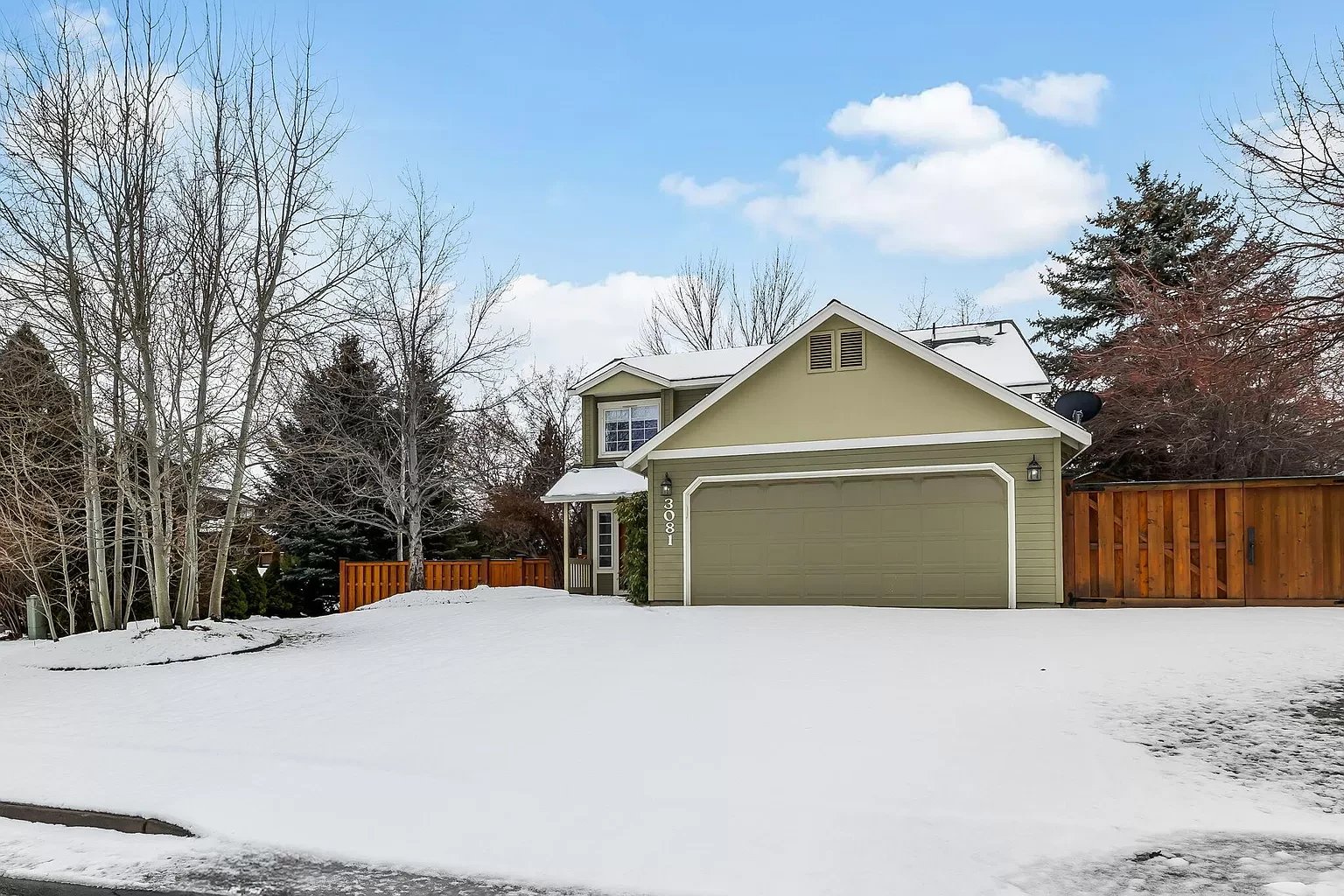 3081 NE Charleston Ct