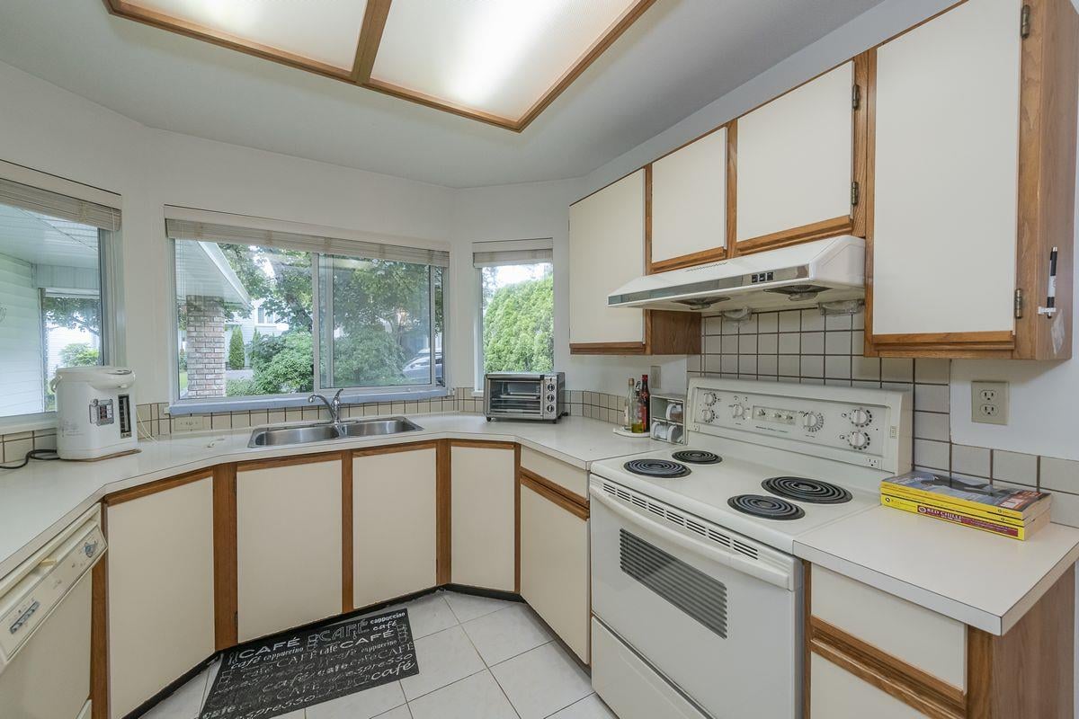 828 Porteau Pl