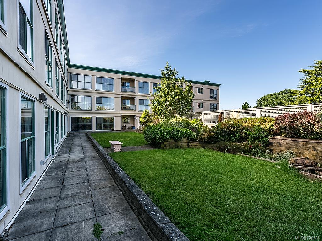 202-3460 Quadra St, Saanich