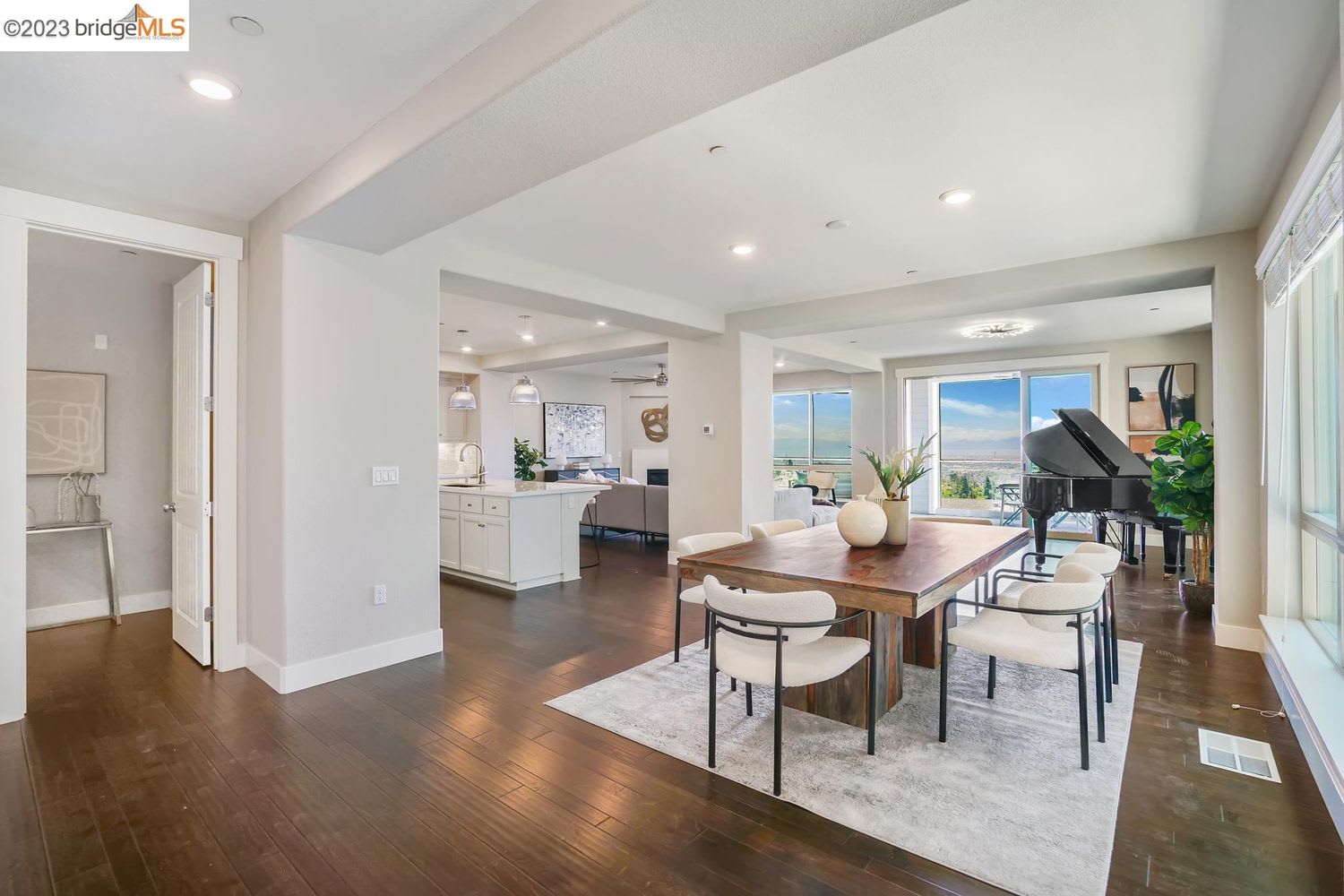 6763 Skyview Dr, Oakland, CA 94605